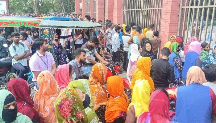 পরিবহন ভাড়া বৃদ্ধির প্রতিবাদে ঈশ্বরদী ইপিজেডের প্রধান ফটকে তালা