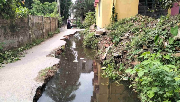 রাস্তা-ড্রেন খুঁড়ে ফেলে রাখেন ঠিকাদার, জনদুর্ভোগ চরমে