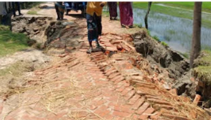কুড়িগ্রামের চিলমারীতে খানা-খন্দে ভরা সড়ক, ঝুঁকি নিয়ে চলাচল করে ৫০ হাজার মানুষ