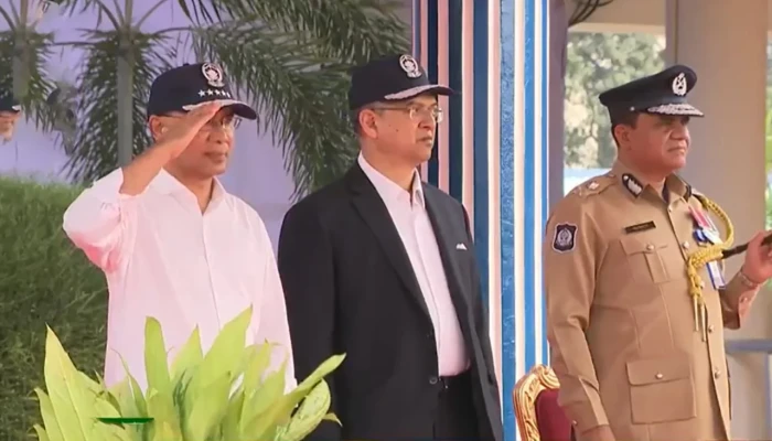 পুলিশের মার্চপাস্টে সালাম গ্রহণ করেছেন প্রধানমন্ত্রী