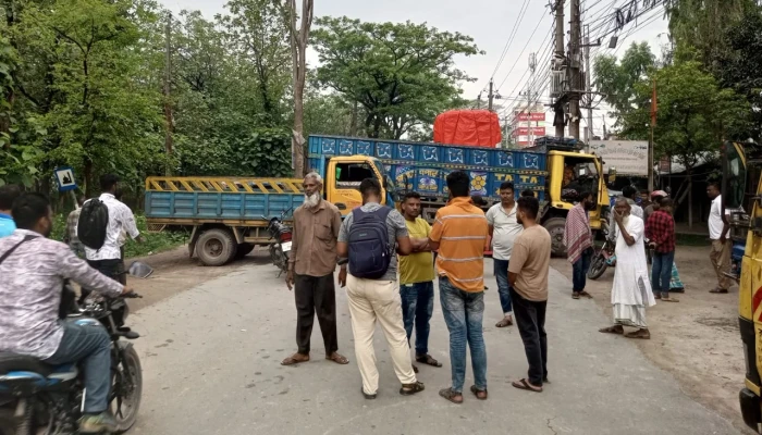 চাঁদাবাজির অভিযোগে দিনাজপুরে শ্রমিকদের সড়ক অবরোধ