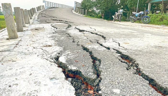 বাসাইলে উদ্বোধনের আগেই সংযোগ সড়কে ফাটল