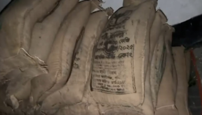 ​কালীগঞ্জে খাদ্যবান্ধব চাল নিয়ে তোলপাড় মৃত ও পলাতকদের নামে বরাদ্দ, বাজারে মিলছে সরকারি চালের বস্তা