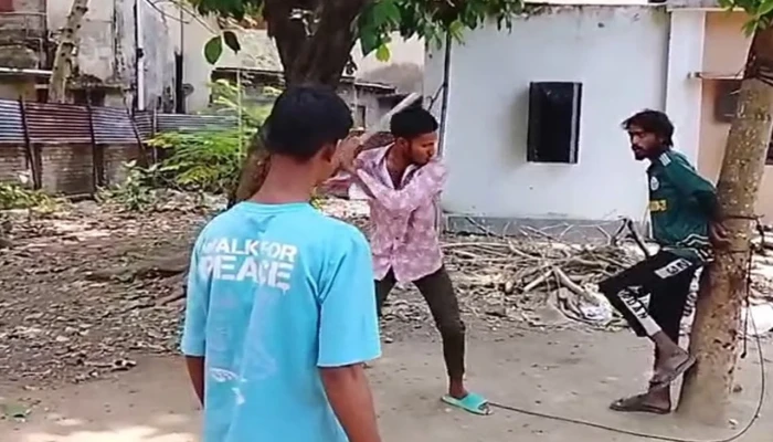 যুবককে গাছের সঙ্গে বেঁধে পেটানোর লাইভ ভিডিও ভাইরাল
