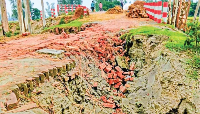 চিলমারীতে সেতুর সংযোগ সড়কে ধস