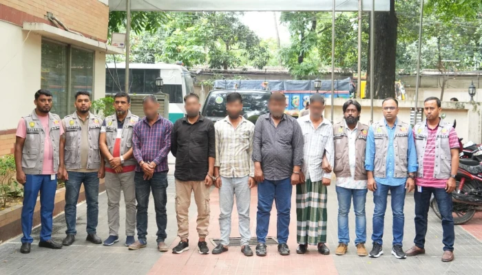 পিস্তল-গানপাউডারসহ আন্তঃজেলা ডাকাত দল গ্রেপ্তার