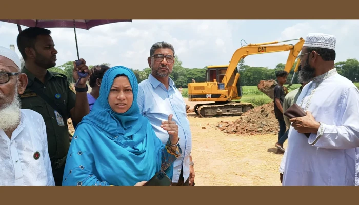 চিতলমারীতে খালের অবৈধ মাটির বাঁধ উচ্ছেদ করলেন ইউএনও