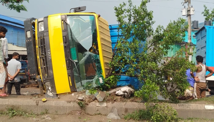 নিয়ন্ত্রণ হারিয়ে কাভার্ডভ্যানের চাপায় রিকশাচালক নিহত