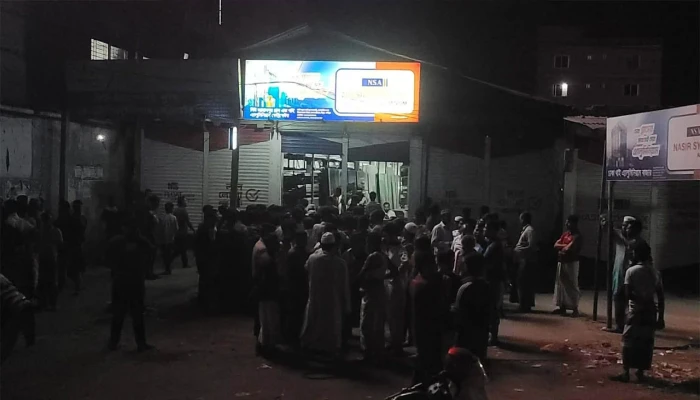 পাওনা টাকা চাওয়ায় দোকান মালিককে গুলি, আহত ৫