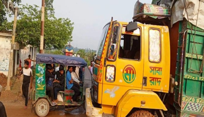 কালিয়াকৈর রেলক্রসিংয়ে ট্রাক বিকল, আটকে পড়ল ২ ট্রেন
