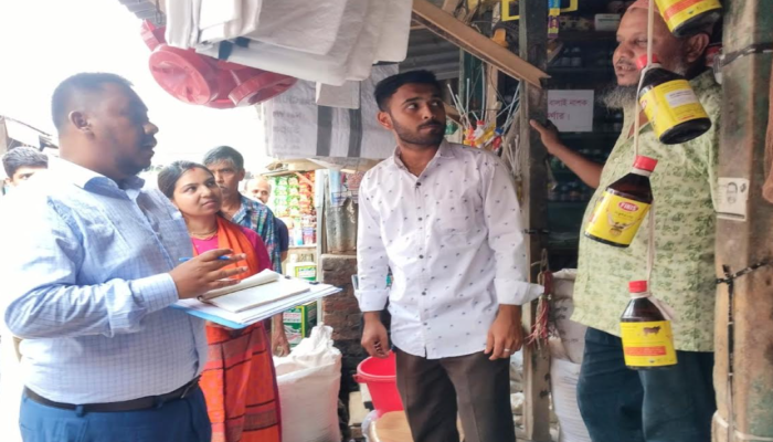 কাউখালীতে কোরবানিকে ঘিরে ভেটেরিনারি ওষুধের দোকানে ভ্রাম্যমাণ আদালতের অভিযান