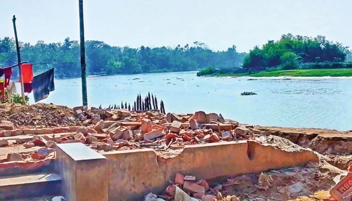 বিভিন্ন স্থানে নদীতে তীব্র ভাঙন, ভিটেমাটি হারিয়ে কাঁদছে মানুষ