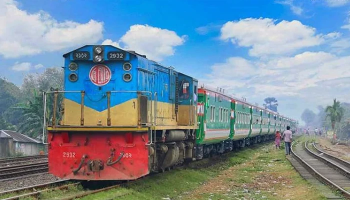 ঈদযাত্রার দ্বিতীয় দিনে ট্রেনের টিকিট বিক্রি শুরু