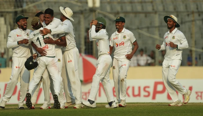 পেস-স্পিনের যুগলবন্দিতেই কুপোকাত পাকিস্তান