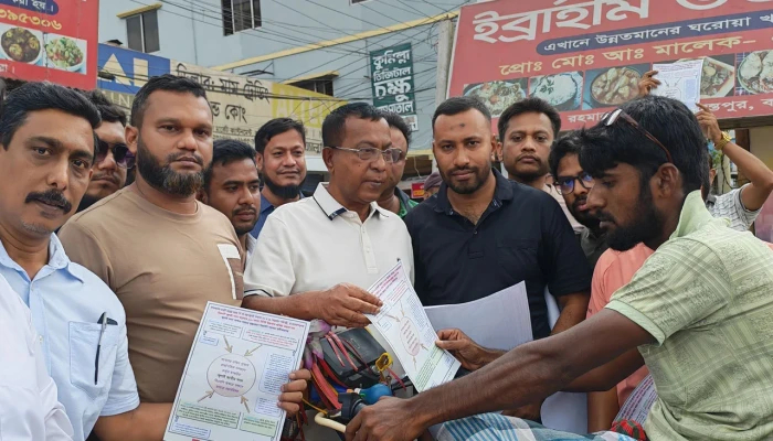 কুমিল্লায় জুলাই সনদ বাস্তবায়নে যুবদলের লিফলেট বিতরণ