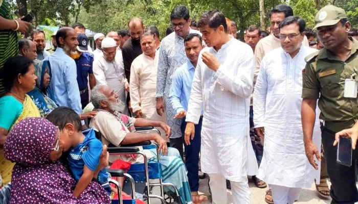 দেবীগঞ্জে ঝড়ে ক্ষতিগ্রস্তদের মাঝে ঢেউটিন ও অর্থ বিতরণ পানি সম্পদ প্রতিমন্ত্রীর