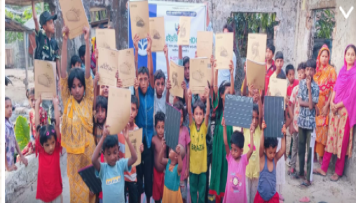 ​গলাচিপায় সুবিধাবঞ্চিত পথশিশুদের মাঝে শিক্ষাসামগ্রী বিতরণ