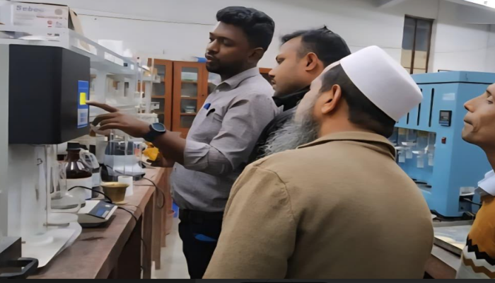 পোল্ট্রি-গবাদিপশুর খাদ্যে খরচ কমাবে বাকৃবির ‘বাউ-এফএস’