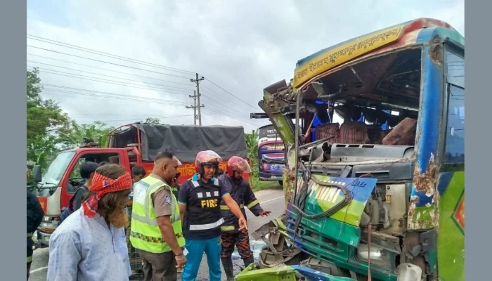 গার্মেন্টস শ্রমিকবাহী দুই বাসের মুখোমুখি সংঘর্ষ, আহত ২৫