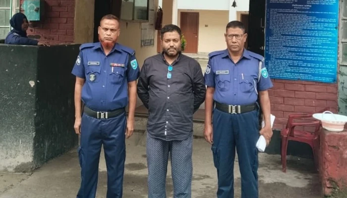 হজ এজেন্সির মাধ্যমে অর্থ আত্মসাতের অভিযোগে প্রভাষক গ্রেপ্তার
