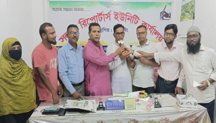 সলঙ্গায় সাংবাদিক সংগঠনের পক্ষ থেকে প্যানেল চেয়ারম্যান মন্টু কে সংবর্ধনা প্রদান
