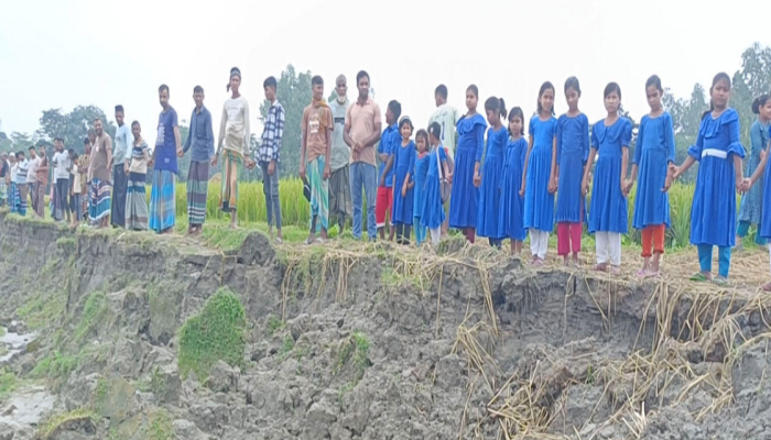 কুড়িগ্রামে ধরলার ভাঙন ঝুঁকিতে কদমতলা, কোমলমতি শিশুদের মানববন্ধন