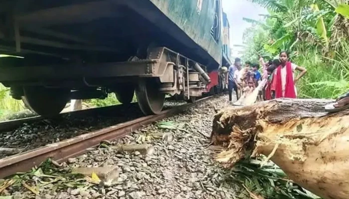 নীলফামারীতে সাড়ে পাঁচ ঘণ্টা পর ট্রেন চলাচল স্বাভাবিক