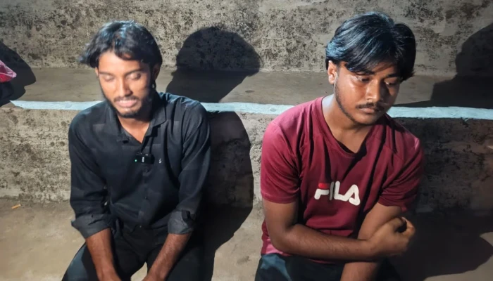 নিষিদ্ধ ছাত্রলীগের দুই কর্মীকে পুলিশে দিলো বিএনপির নেতাকর্মীরা