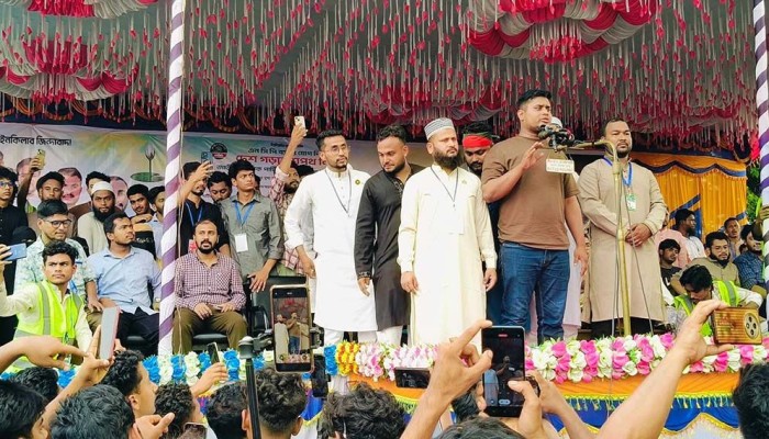 সরকার স্বজনপ্রীতি করে বৈষম্য সৃষ্টি করছে: হাসনাত আবদুল্লাহ