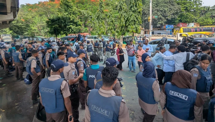 চট্টগ্রামে পুলিশি বাধায় পণ্ড শিক্ষার্থীদের গ্রাফিতি আঁকা কর্মসূচি