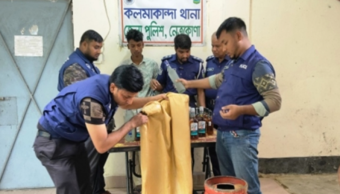​কলমাকান্দায় অভিনব কৌশলে ভারতীয় মদ পাচারকালে যুবক আটক