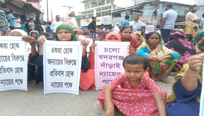 বদরগঞ্জে কিশোর গ্যাংয়ের হামলায় আরিফুল হত্যা বিচার দাবিতে সড়ক অবরোধ