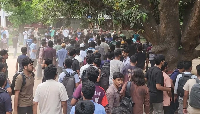 র‌্যাগিংয়ের অভিযোগে রাবি শিক্ষার্থীদের সংঘর্ষ