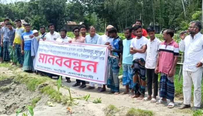 ধরলা-ব্রহ্মপুত্রের ভয়াবহ ভাঙনে আতঙ্কিত কুড়িগ্রামের উলিপুরবাসী, অনিয়মের অভিযোগে মানববন্ধন