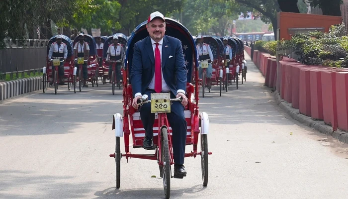বারিধারার সড়কে রিকশা চালালেন মা‌র্কিন রাষ্ট্রদূত ব্রেন্ট ক্রিস্টেনস