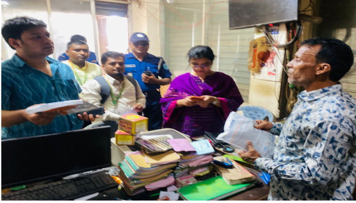 ​কালীগঞ্জে ভ্রাম্যমাণ আদালত: লাইসেন্স না থাকায় দুই ব্যবসায়ীকে ৮ হাজার টাকা জরিমানা