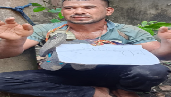 ​কালীগঞ্জে প্যান্ট খুলে অশ্লীল অঙ্গভঙ্গি, জনতার হাতে আটক ইভটিজার