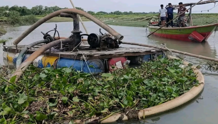 হিজলায় যৌথ অভিযান: অবৈধ ট্রলার ও ড্রেজার আটক, নদীতে ডুবিয়ে ধ্বংস