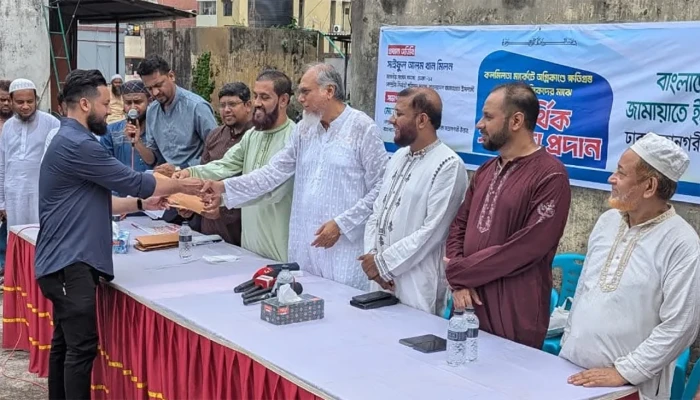 কলমিতলা মার্কেটে আগুনে ক্ষতিগ্রস্তদের জামায়াতের আর্থিক সহায়তা