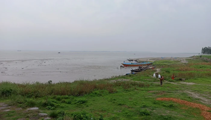 যমুনায় ঝড়ের কবলে নৌকা ডুবে গৃহবধূ নিখোঁজ