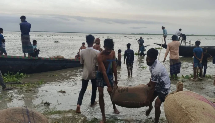 ফুলছড়িতে ভিজিএফের ৪৬৭ বস্তা চালসহ নৌকাডুবি