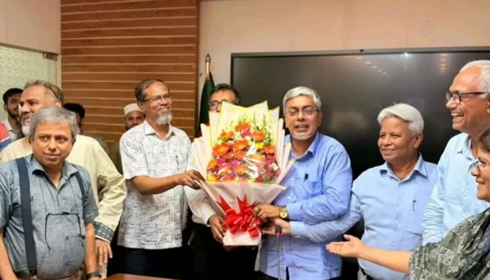 কমপ্লিট শাটডাউন চলাকালেই ডুয়েটে এলেন নতুন ভিসি