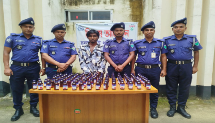 ​‎চুনারুঘাটে বাসে অভিযান, ১০০ বোতল এসকাফ ফেন্সিডিলসহ যুবক আটক