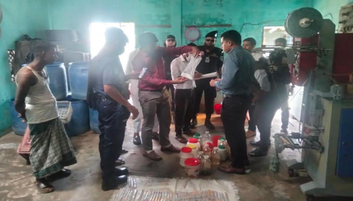 র‌্যাব-৯ ও জেলা প্রশাসনের যৌথ অভিযানে হবিগঞ্জে খাদ্য পণ্যে নিষিদ্ধ দ্রব্য মিশ্রন, অতিরিক্ত দামে পণ্য বিক্রয় এবং মূল্য তালিকা প্রদর্শন না করায় ০৫টি প্রতিষ্ঠানকে ২৬ হাজার টাকা জরিমানা