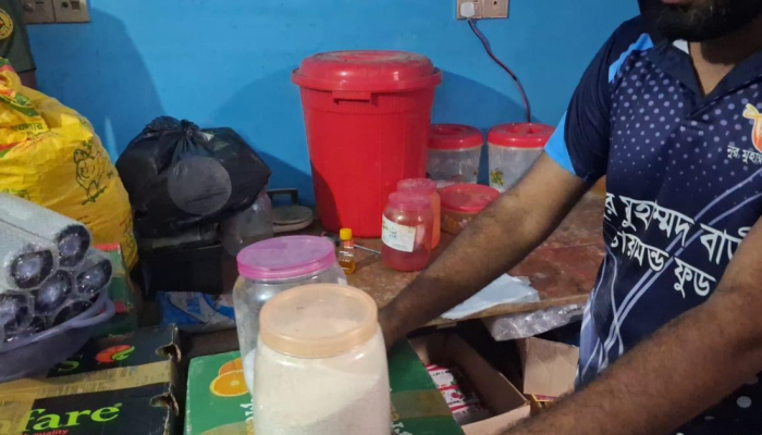ঢাকার কেরাণীগঞ্জে র‌্যাবের ভ্রাম্যমান আদালত কর্তৃক ০৩ মাসের করাদন্ডসহ ২০ হাজার টাকা জরিমানা এবং বিপুল পরিমাণ নকল খাদ্য পণ্য জব্দ