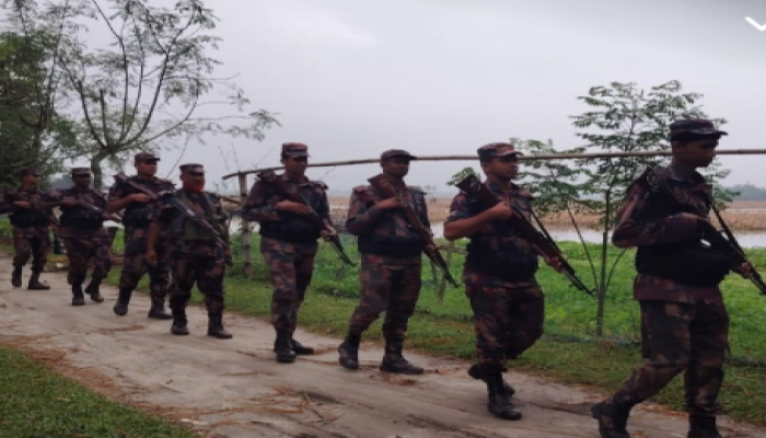 ​বিজিবি'র প্রতিরোধে চোরাকারবারীগণ ভারতে দৌড়ে পালিয়ে যায়