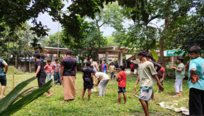 ​পূর্বপুরুষের প্রতি ভালোবাসায় কবরস্থান পরিষ্কারে একতাবদ্ধ তরুণরা