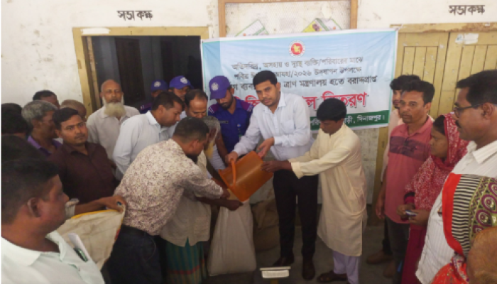 ​ফুলবাড়ী উপজেলার দৌলতপুর ইউপিতে ভিজিএফ এর চাউল বিতরণ