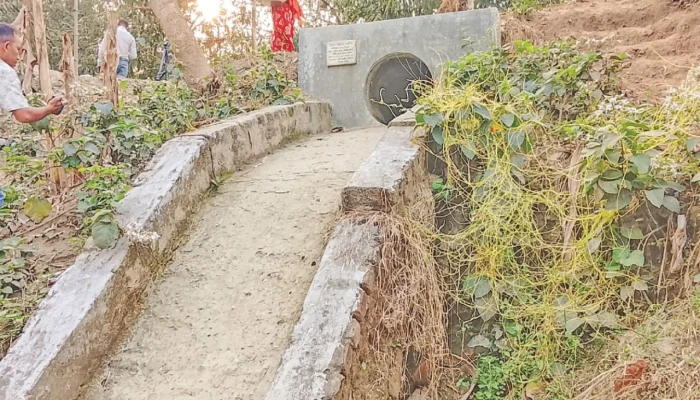 গ্রামবাসীর অর্থসহায়তায় নির্মিত কালভার্টে প্রকল্পের সাইনবোর্ড
