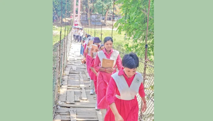 রাজস্থলীর ঝুলন্ত সেতুতে ঝুঁকি নিয়ে পারাপার